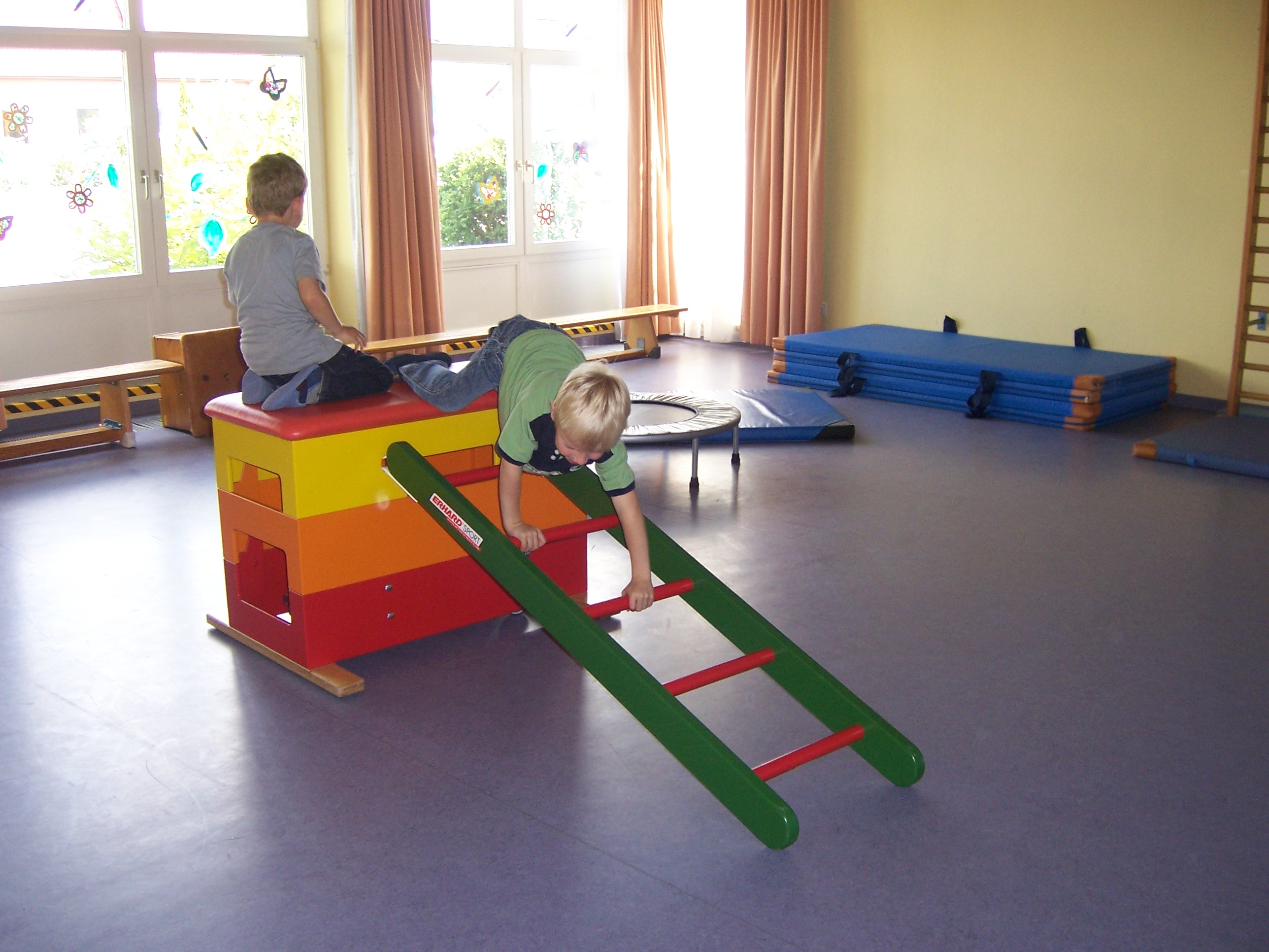 Das Bild zeigt den Bewegungsraum im Kindergarten im Sperlingweg