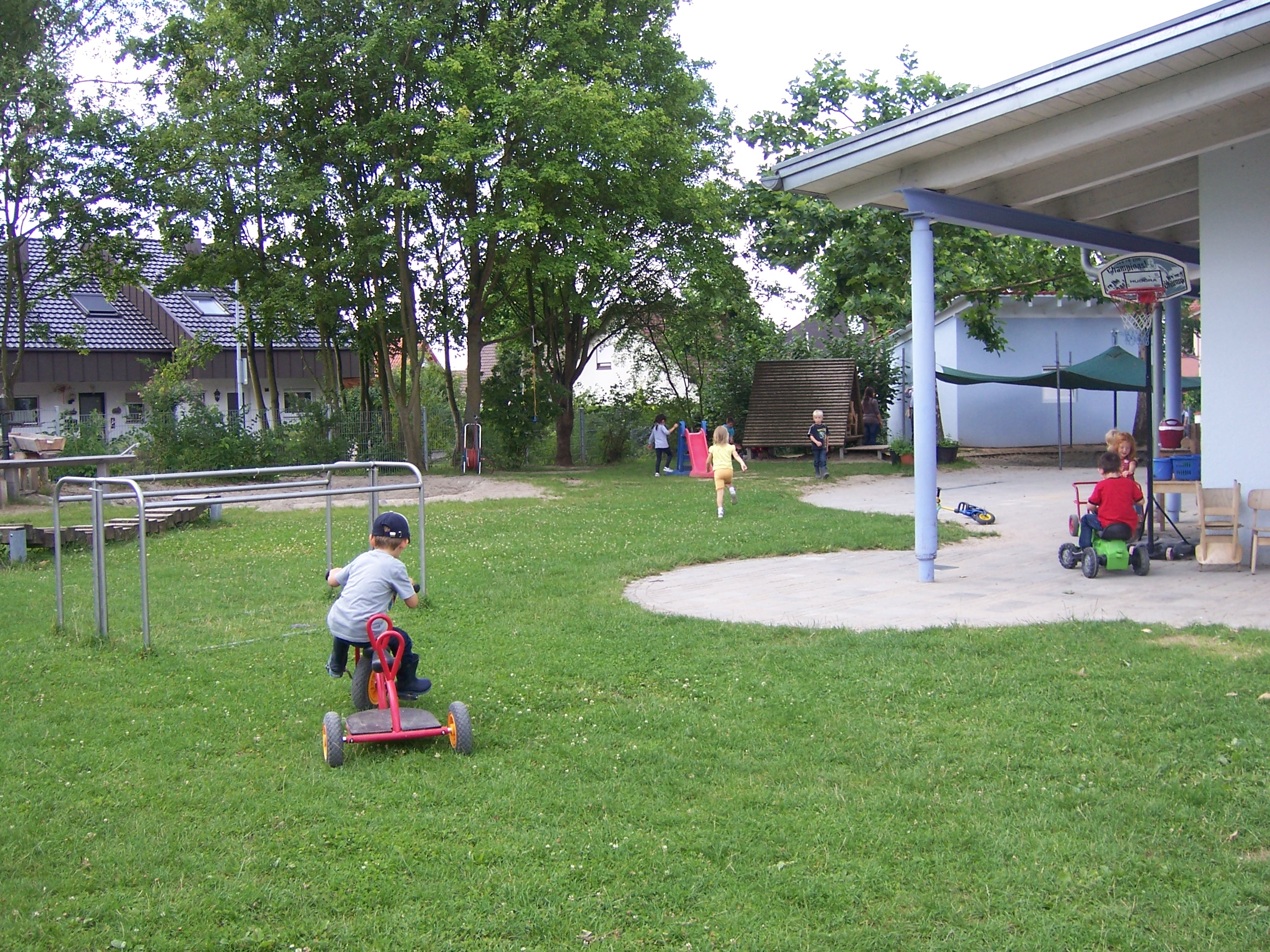 Das Bild zeigt die Gartenanlage des Kindergarten im Sperlingweg